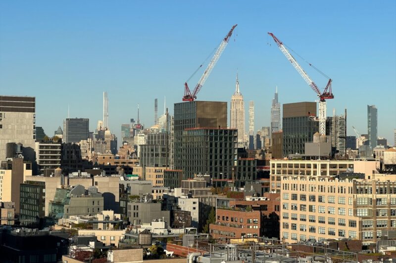 A picture of the New York skyline with construction cranes